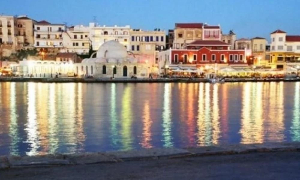 Χανιά: Κλείνουν τα μαγαζιά τα μεσάνυχτα και παίζουν τον "Ήλιο" του ΠΑΣΟΚ (βίντεο)